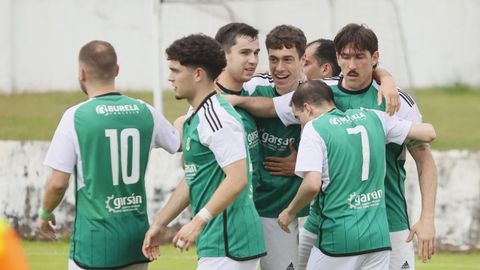 Jairo L&oacute;pez, Yago Ramos, Vila, Yeray, David Ben, Diego Chao y Jairo Campo festejan uno de los goles burelenses al Sof&aacute;n.