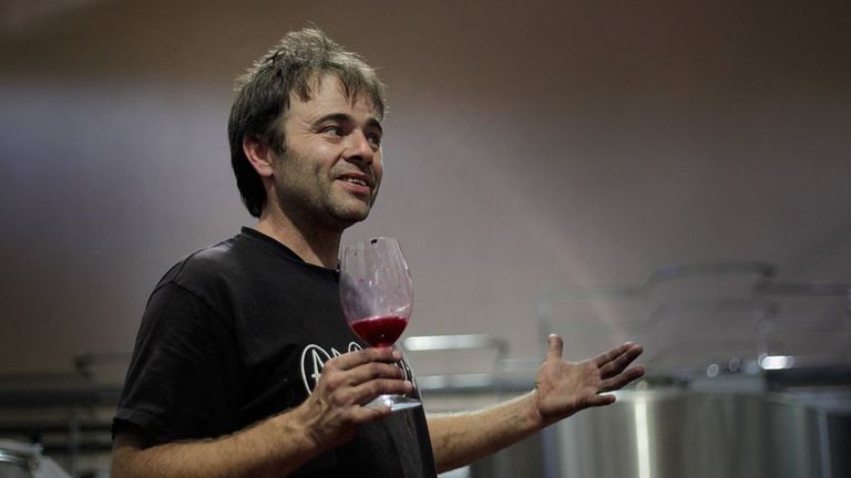 Pedro Rodriguez, de Adega Guímaro, en su bodega de Sober