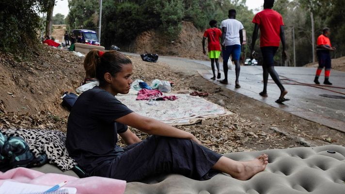 Inmigrantes en los alrededores del CETI de Ceuta.