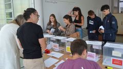 Estudiantes ejercen su derecho a voto durante las elecciones a rector de la Universidade de Vigo el pasado mi�rcoles