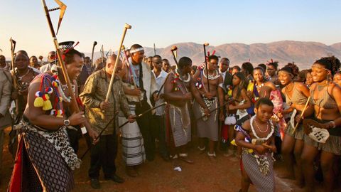 El rey Mswati III de Suazilandia (izquierda) durante la danza anual de las cañas, donde elige a sus mujeres.