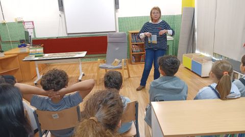 A escritora Olga Rodrguez, nunha sesin con escolares