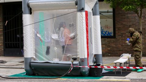 Uno de los militares prepara el material, antes que su compa�ero salga de la ducha descontaminante