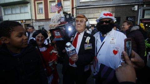Entroido. Fiesta choqueira en calle de A Torre