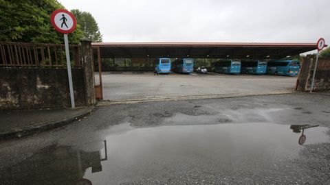 Zona de entrada de los autocares, con la drsena al fondo.