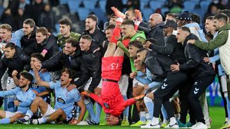 Radu, haciendo el pino en la celebraci�n de un triunfo del Celta.