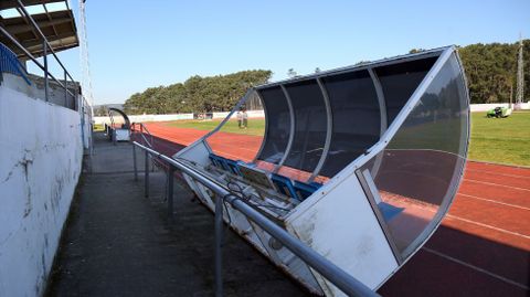 Mal estado de las instalaciones del campo de f�tbol y pistas de atletismo de A Alta en Pobra