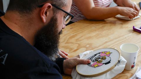 Uno de los participantes en el club de bordado de Lúa Mosquetera