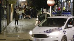Un veh�culo de la Polic�a Local de Santiago durante un operativo de control de la movida nocturna