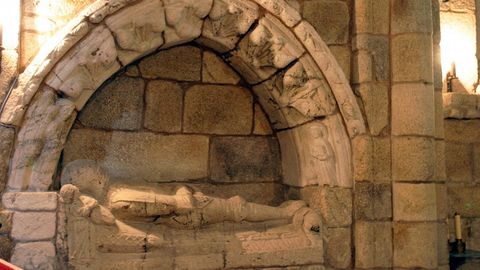 Sepulcro medieval en la iglesia de las Bernardas de Pantn (ruta 3)