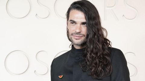 Oliver Laxe, vestido de Adolfo Dom�nguez, en la alfombra roja de los �scar 2026