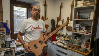 Mario Fari�a muestra la base de una guitarra el�ctrica que est� fabricando en su taller de A Pobra