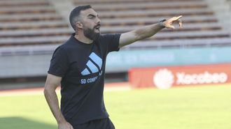 Carlos de Lerma, trasladando instrucciones a sus jugadores en un partido en San L&aacute;zaro