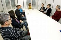 Representantes de la comunidad escolar se reunieron ayer en el Concello con Carmen Fouces. 