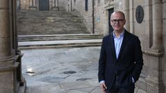 Jes�s V�zquez posa al lado de la casa consistorial de Ourense