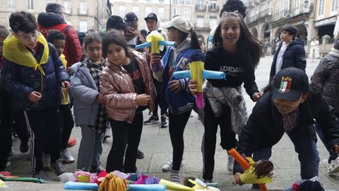 Los escolares se lo pasaron en grande luchando por los muecos