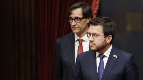 El presidente de la Generalitat, Pere Aragons, y el primer secretario y portavoz del PSC en el Parlamento, Salvador Illa, en una imagen de archivo.