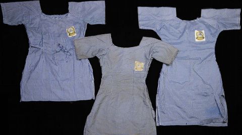 Uno de los uniformes escolares pertenecientes a tres de las ni�as desaparecidas secuestradas por militantes isl�micos Boko Haram en Abuja.