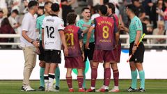 Los jugadores del Deportivo se dirigen al �rbitro al finalizar el partido de Burgos