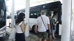 Personas subiendo al autob�s en la estaci�n de Cangas.