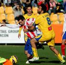 Pablo �lvarez trata de driblar a Sanz en el choque disputado el domingo en Alcorc�n.
