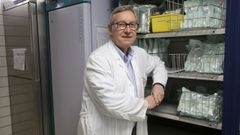 El jeje de Pediatr�a del CHUF, Jos� Luaces, retratado en el punto de recogida de leche materna del Marcide