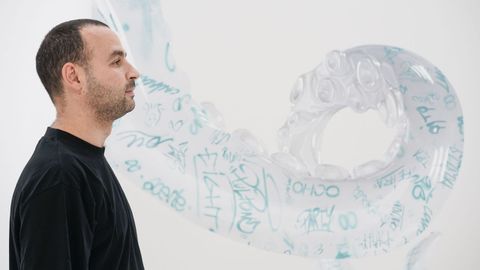 O artista Mon Devane (Ourense, 1985), posando cunha das s�as pezas.