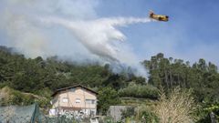 Medios areos trabajando en la extincin de un incendio en Ourense.