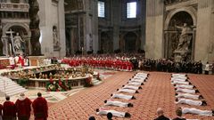 Ceremonia de ordenaci�n de 21 sacerdotes en la Bas�lica de San Pedro