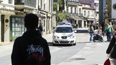 Un coche de la Polica Local por el centro de Pontevedra, en una imagen de archivo