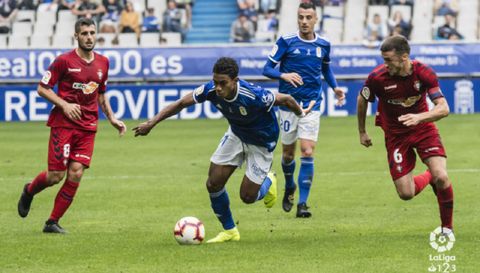 Barcenas Tejera Oier Fran Merida Real Oviedo Osasuna Carlos Tartiere.B�rcenas se lleva un bal�n ante Oier