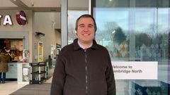 El gijon�s Emilio G�mez en la entrada de la estaci�n de trenes de Cambridge, donde trabaja