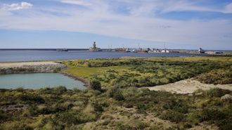 En primer t�rmino, vista de la zona en la que se instalar�n las empresas de e�lica marina y en la que se har� un nuevo muelle