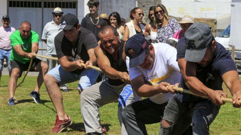 El campeonato de tiro de cuerda por parroquias es la otra gran convocatoria del ltimo da de las fiestas de Escairn