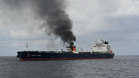 El carguero Marlin Luanda, alcanzado por un misil frente a las costas de Yemen el 27 de enero.