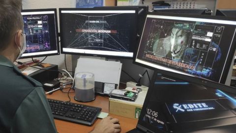 Un investigador de la Guardia Civil examina varias pginas web.