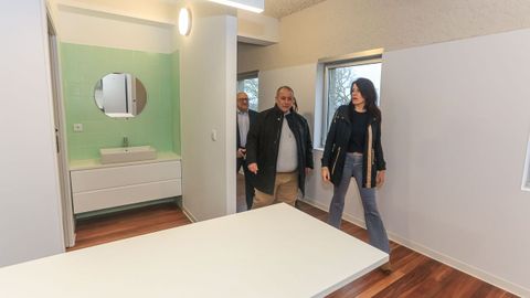 Un momento de la visita de la conselleira Mar�a M. Allegue