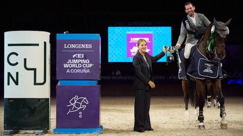 Flora Prez, en representacin de Casas Novas, entrega a Weishaupt el trofeo.