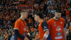 En segundo plano, la afici�n naranja en el derbi ante el Obradoiro.