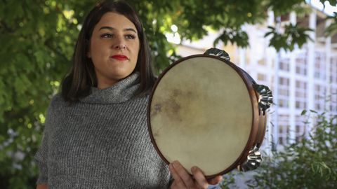 «A nosa familia sempre nos fala dunha bisavoa que tocaba a pandeireta no Rueiro, na zona do Carme. As miñas raíces están en Santiago», remarca Sabela Maneiro