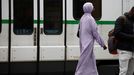 Mujer con la abaya rabe, en una calle de Nantes.