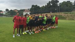 El grupo de 23 jugadores del estreno y el cuerpo t�cnico del Racing de Ferrol 2015/16