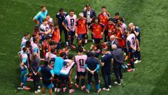 Luis de la Fuente se dirige a sus jugadores durante una de las pausas de hidrataci�n.
