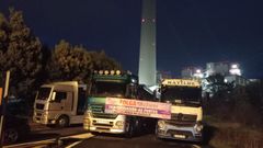 Varios camiones impiden el acceso a la t�rmica de As Pontes desde el viernes