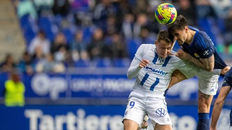 Borja Garcs y Costas disputan un baln durante el ltimo Oviedo-Tenerife