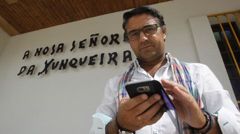 Manuel Cachaldora, popularmente conocido como el cura de los fulares, y que fue elegido para formar parte del libro 300 galegos con estilo, haciendo uso del mvil  con el que comparte numerosas fotos de las actividades de su parroquia en Facebook.