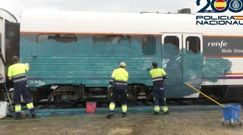 Operarios de limpieza de Renfe restaurando los vagones vandalizados