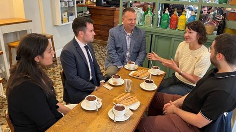 Rian Harris(segunda por la derecha) ante un buen chocolate con churros en Ferrol