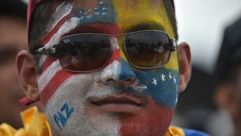 Un asistente al concierto apoyado por las fuerzas opositoras en C�cuta