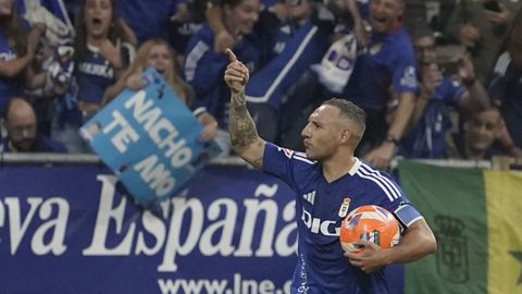 El centrocampista del Oviedo Santi Cazorla celebra su gol de penalti durante el partido de vuelta de ascenso a Primera División